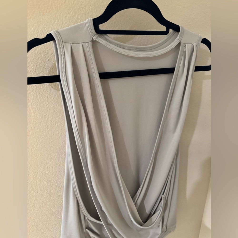 Backless Yoga Tee - Picture 4 of 6